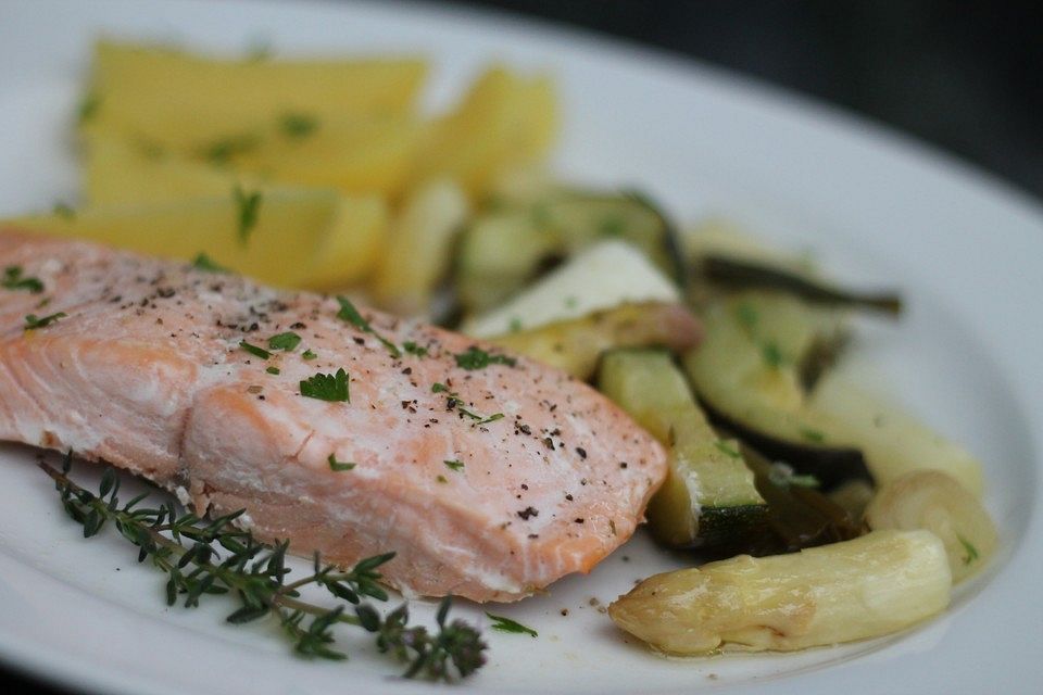 Lachsfilet mit Spargel und Zucchini aus dem Ofen