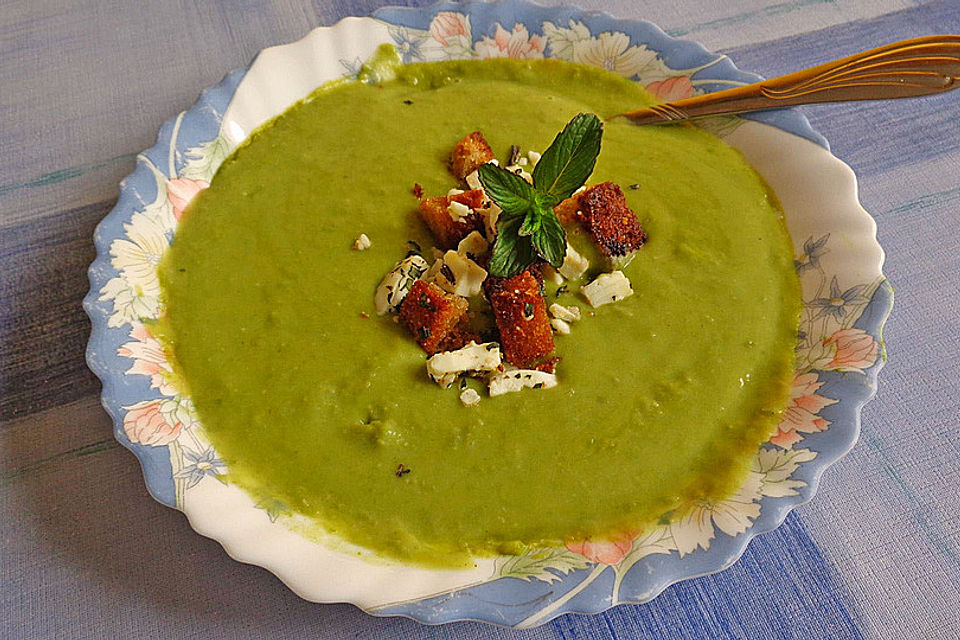 Cremige Erbsensuppe mit Ciabatta-Croutons und Schafskäse