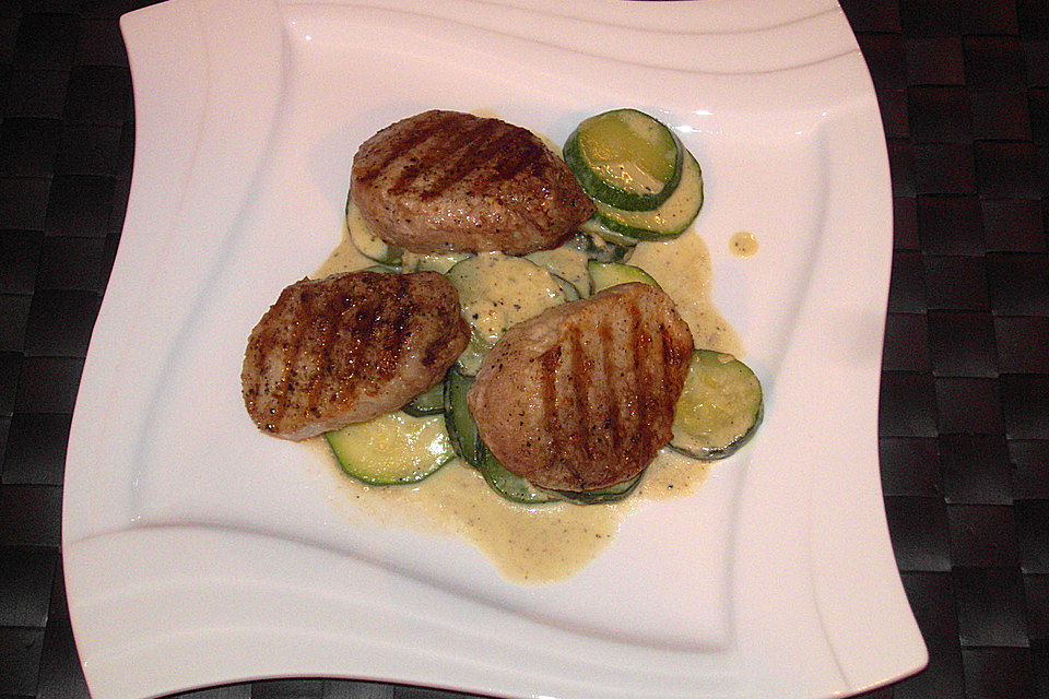 Schweinemedaillons auf Sahnezucchini