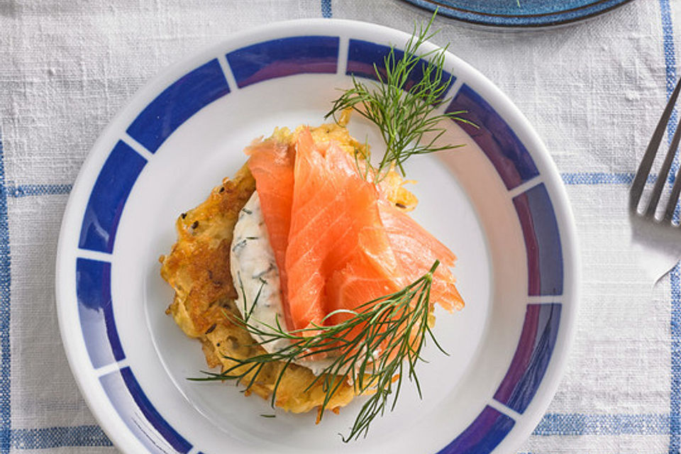 Räucherlachs auf Meerrettich-Schmand und Kartoffelpuffern