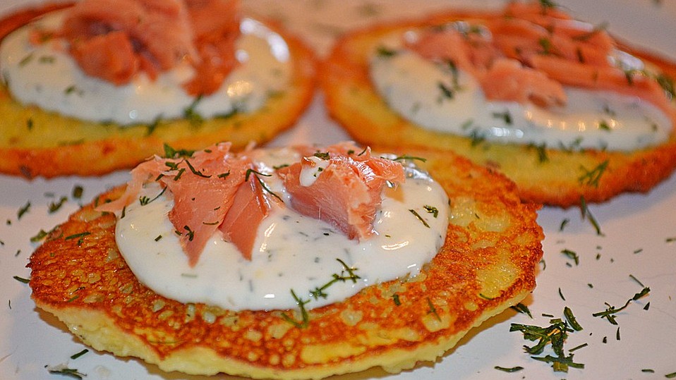 Räucherlachs auf Meerrettich-Schmand und Kartoffelpuffern von Mom12120