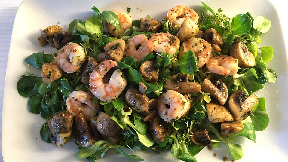 Knoblauch-Garnelen mit Kräuterchampignons auf Feldsalat von stupsibu