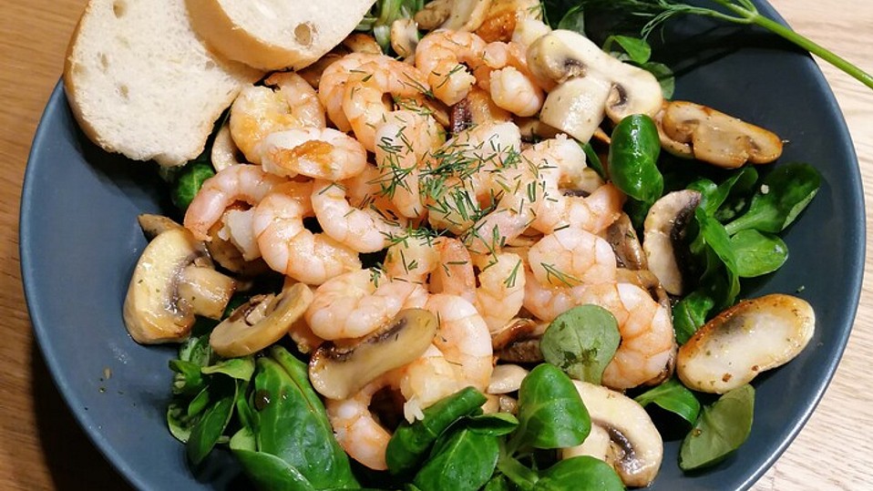 Knoblauch-Garnelen mit Kräuterchampignons auf Feldsalat von stupsibu