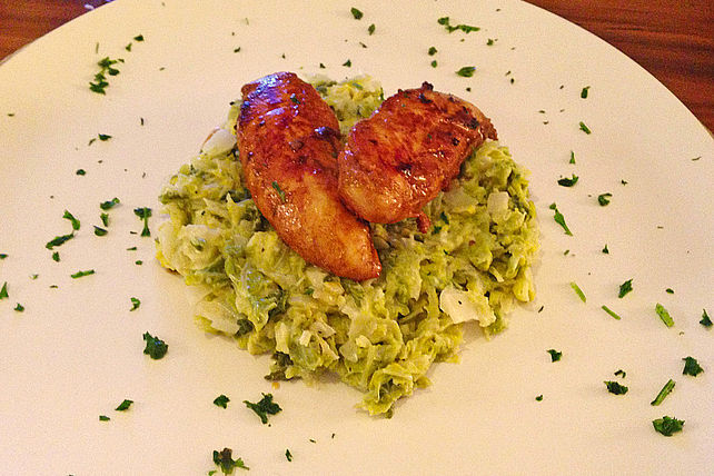 Marinierte Hähnchen-Filetspitzen an Frischkäse-Wirsing von GrafFoto ...