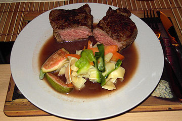 Steak an Feigen-Portwein-Sauce auf Gemüsenudeln