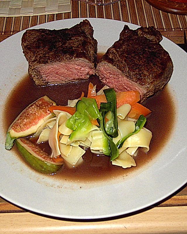 Steak an Feigen-Portwein-Sauce auf Gemüsenudeln