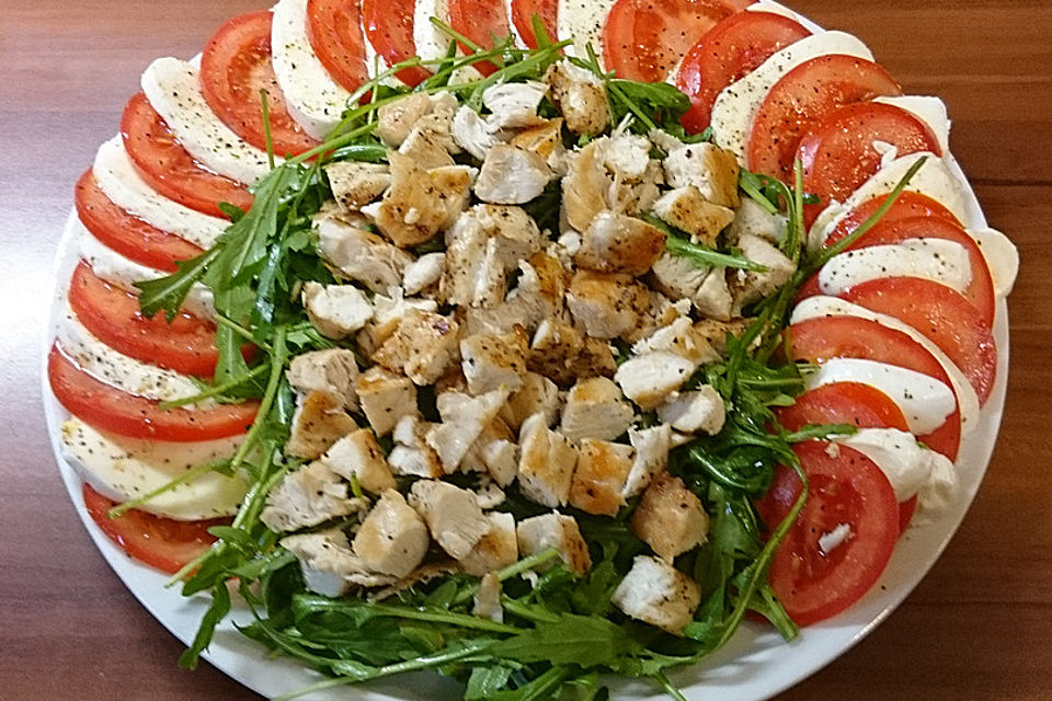 Frischer Tomaten-Mozzarellasalat mit Rucola und Hähnchenstreifen