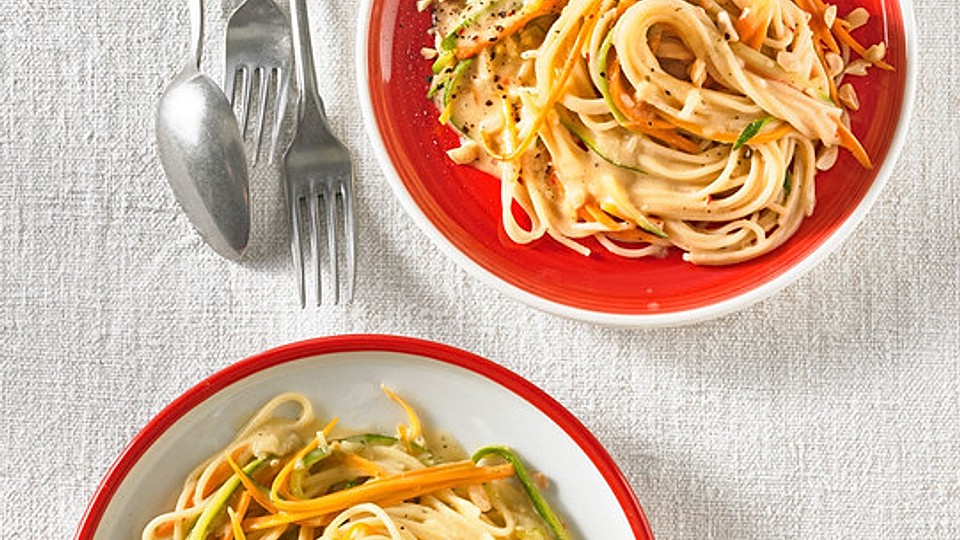 Pasta-mit-Gem-sejulienne-und-Erdnussso-e