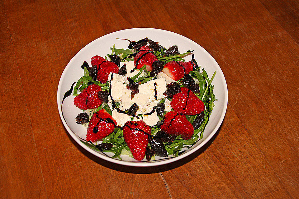 Eisbergsalat mit Rucola und Erdbeeren