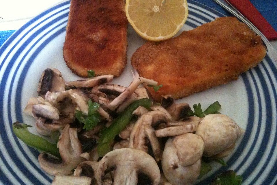 Vegane Tofu-Schnitzel mit Zitrone serviert