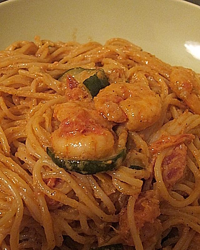 Spaghetti mit Garnelen in Sahne-Tomaten-Zucchinisauce