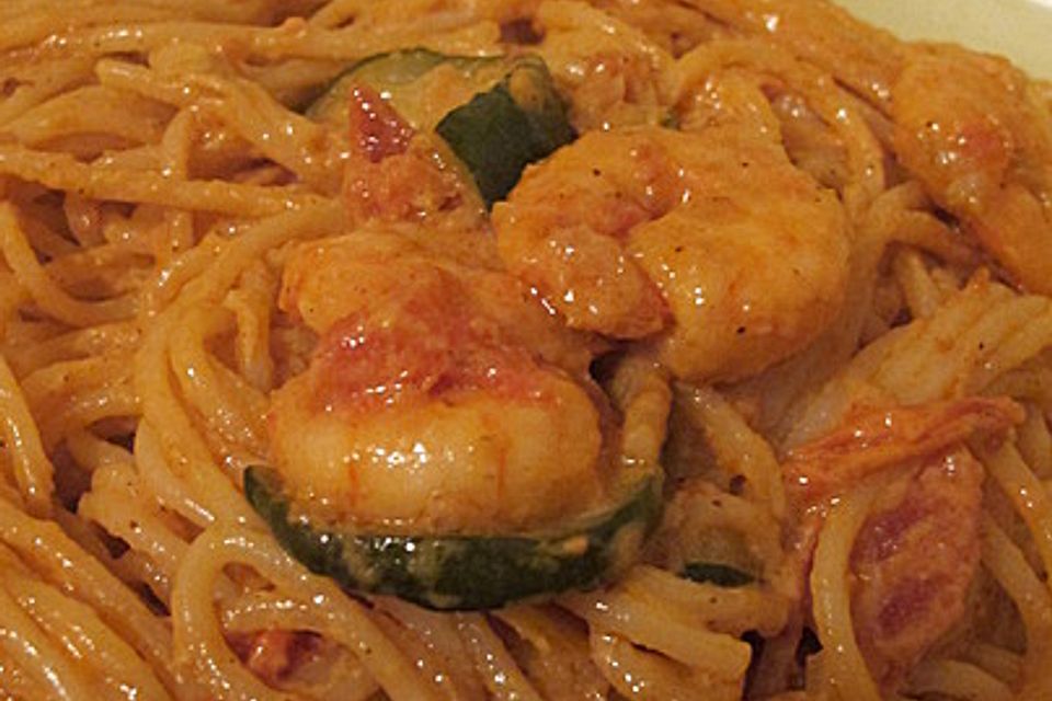 Spaghetti mit Garnelen in Sahne-Tomaten-Zucchinisauce