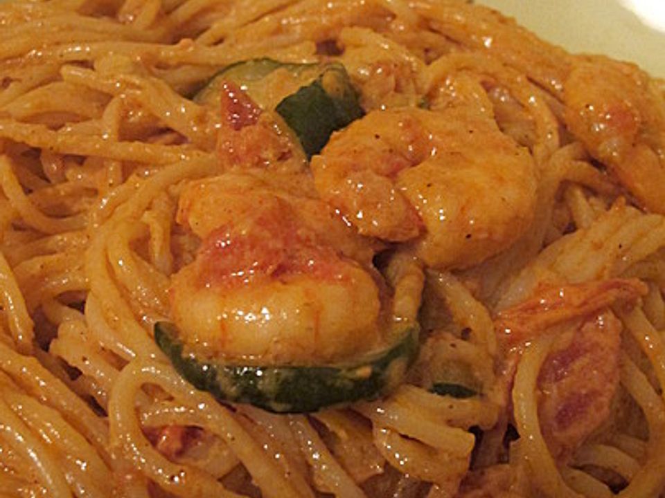 Spaghetti mit Garnelen in Sahne-Tomaten-Zucchinisauce von she_wolf ...
