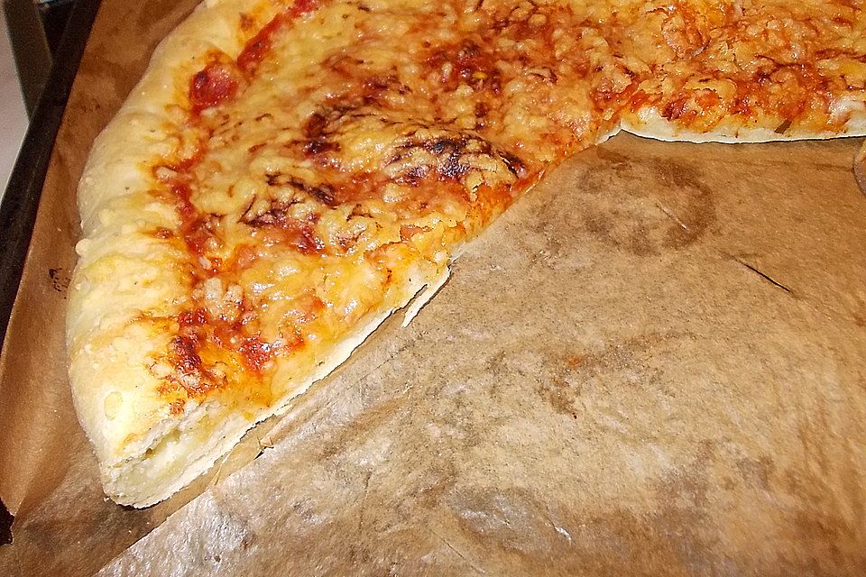 Pizza mit Käserand