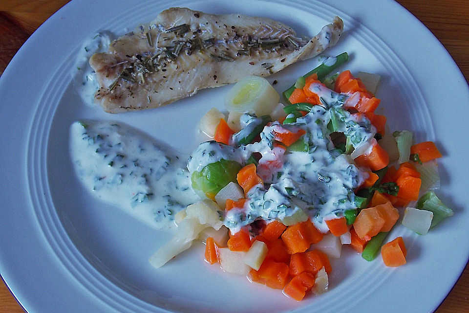 Rosmarinseelachsfilet an Gemüse mit einer Zitronen-Schnittlauchsauce