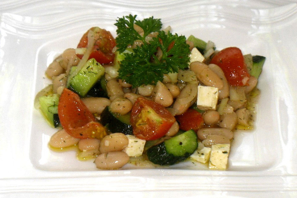 Gurken-Tomaten Salat mit dicken Bohnen