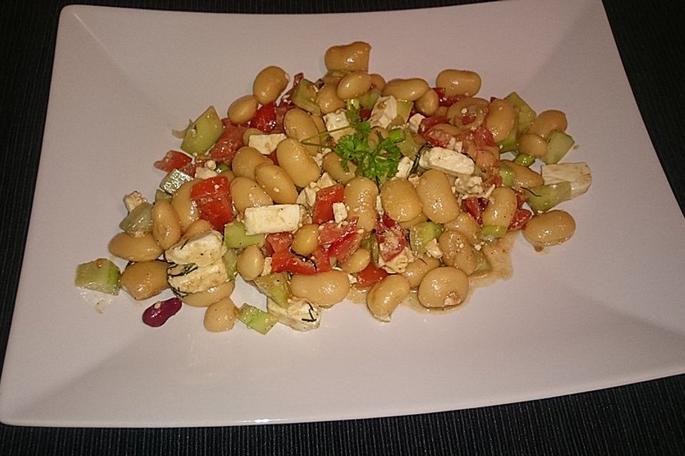 Gurken-Tomaten Salat mit dicken Bohnen