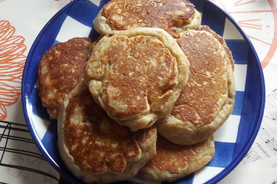 Hefepfannkuchen mit Kirschen oder Äpfeln