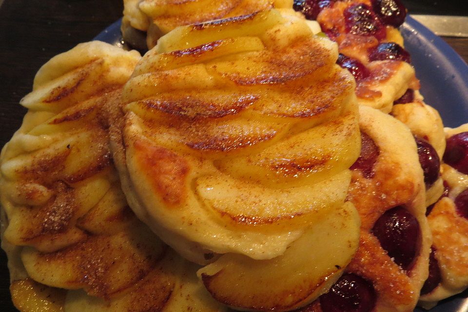 Hefepfannkuchen mit Kirschen oder Äpfeln