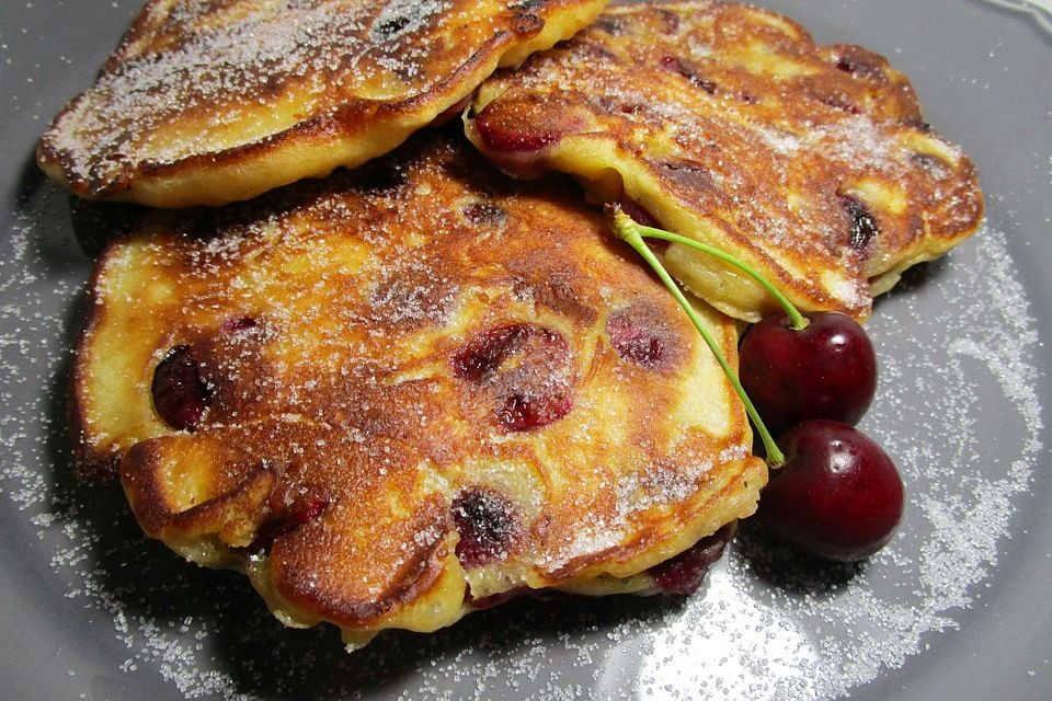 Hefepfannkuchen mit Kirschen oder Äpfeln