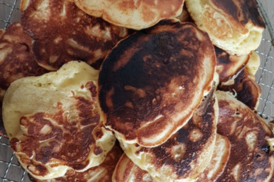 Hefepfannkuchen mit Kirschen oder Äpfeln