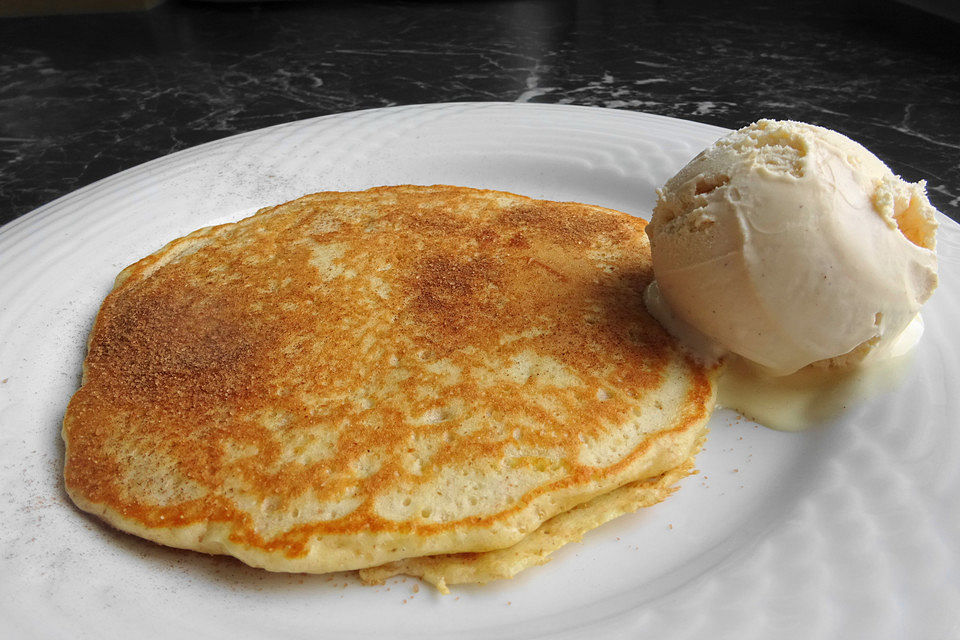 Hefepfannkuchen mit Kirschen oder Äpfeln