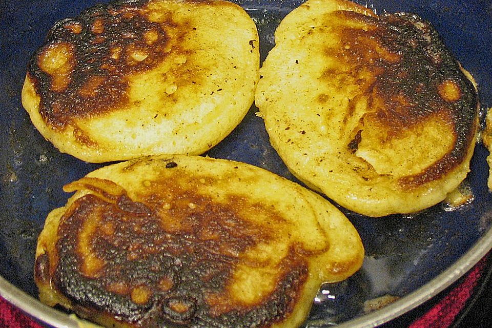 Hefepfannkuchen mit Kirschen oder Äpfeln