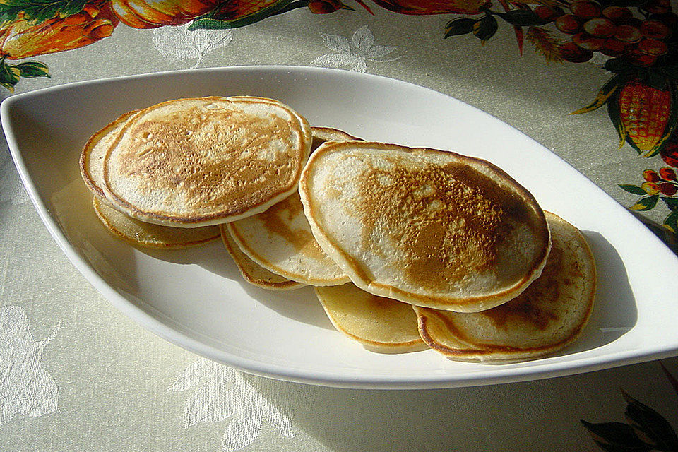 Hefepfannkuchen mit Kirschen oder Äpfeln