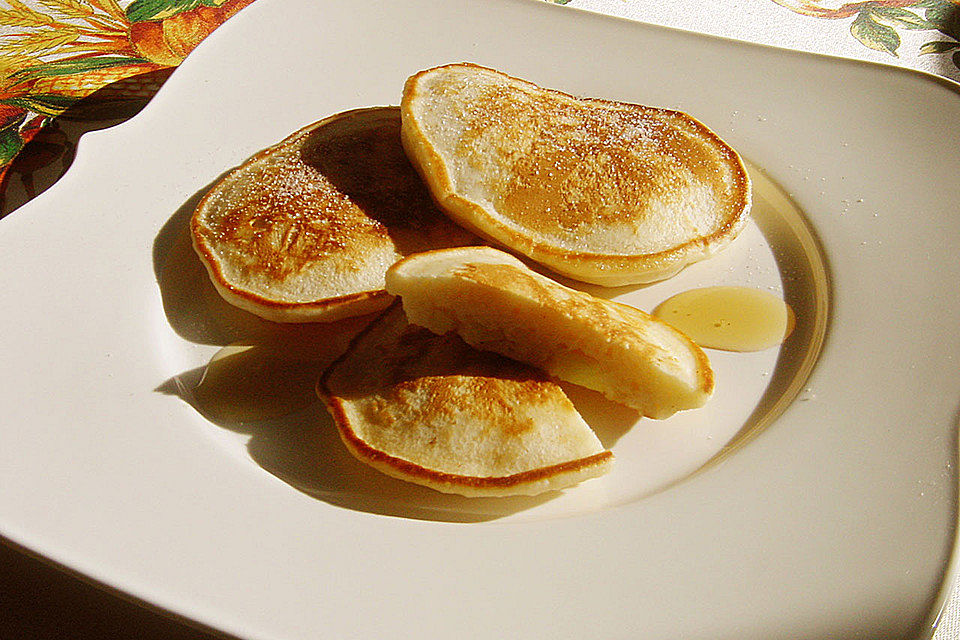 Hefepfannkuchen mit Kirschen oder Äpfeln