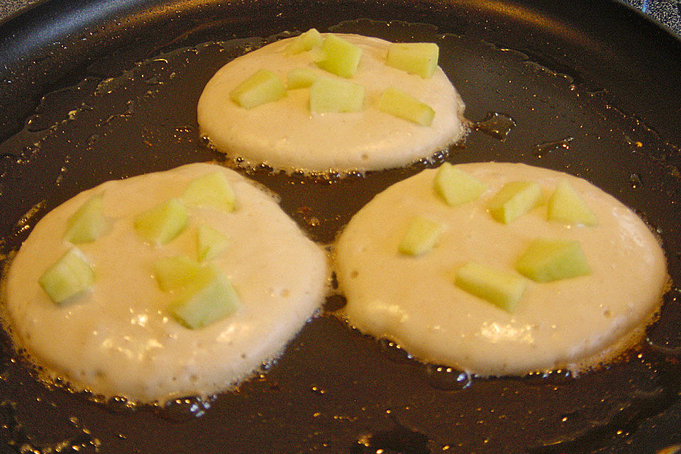 Hefepfannkuchen mit Kirschen oder Äpfeln