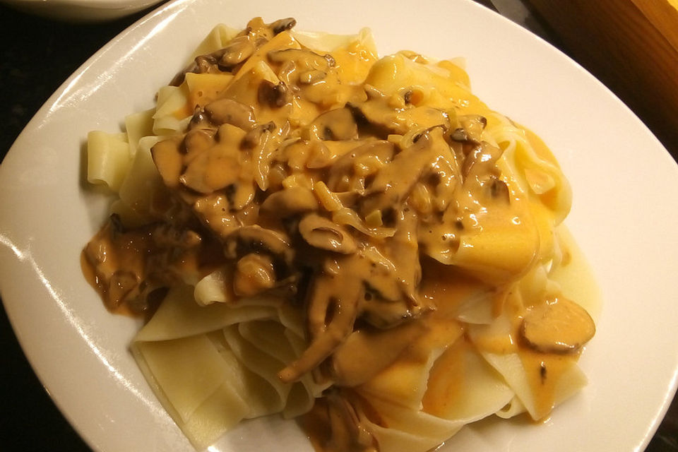 Bandnudeln mit Champignon-Sahne Sauce