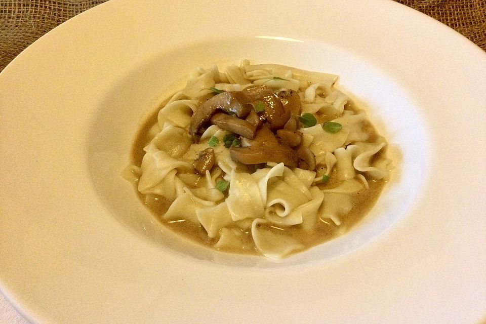 Bandnudeln mit Champignon-Sahne Sauce