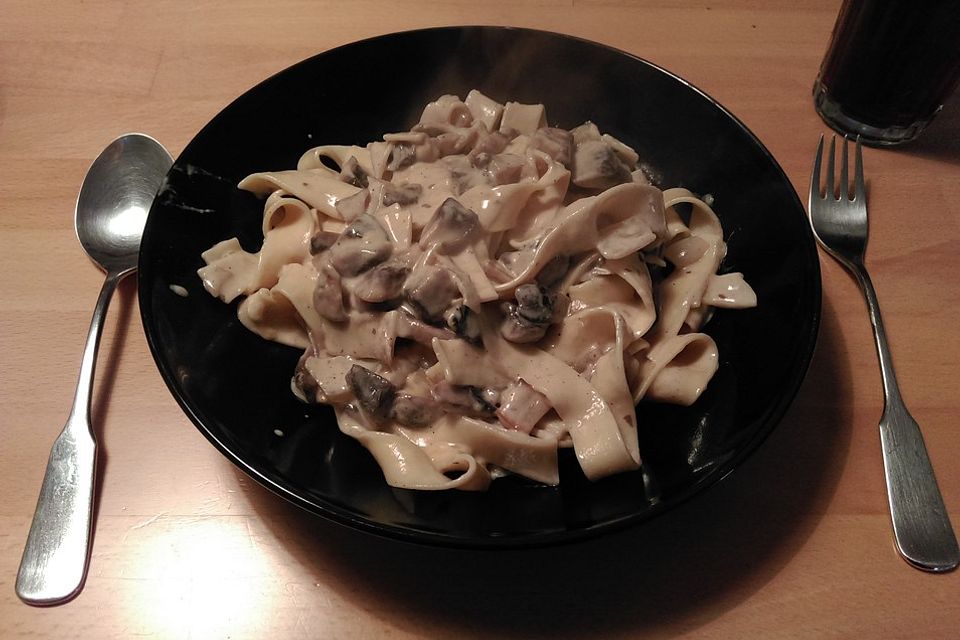 Bandnudeln mit Champignon-Sahne Sauce