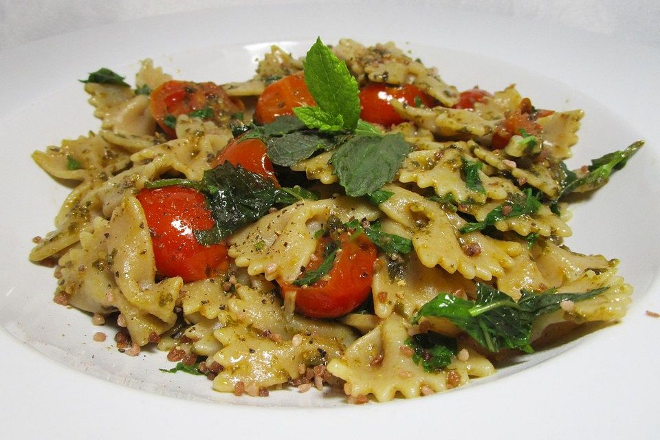 Farfalle mit Cocktailtomaten und Minze