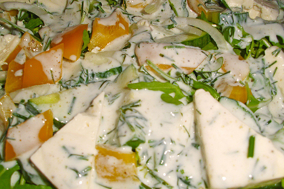 Bauernsalat mit Schafskäse und Joghurtdressing