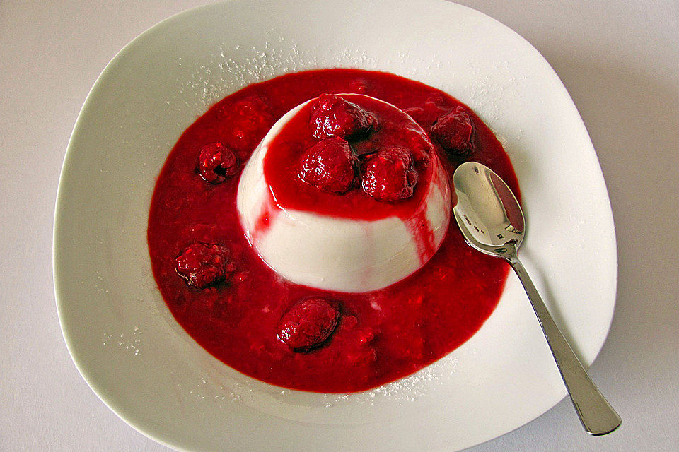 Mandelmilch Panna cotta mit weißer Schokolade