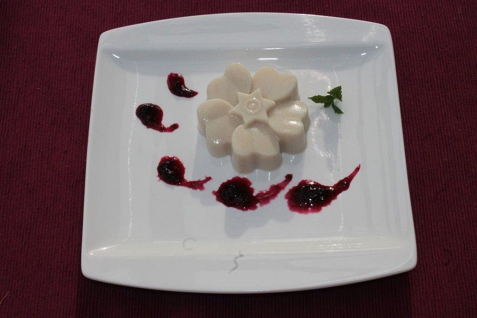 Mandelmilch Panna cotta mit weißer Schokolade