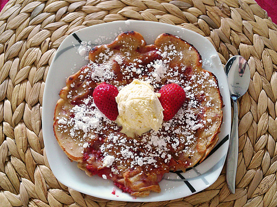 Süße Zwischenmahlzeit - Erdbeerpfannkuchen von Kaddylac| Chefkoch