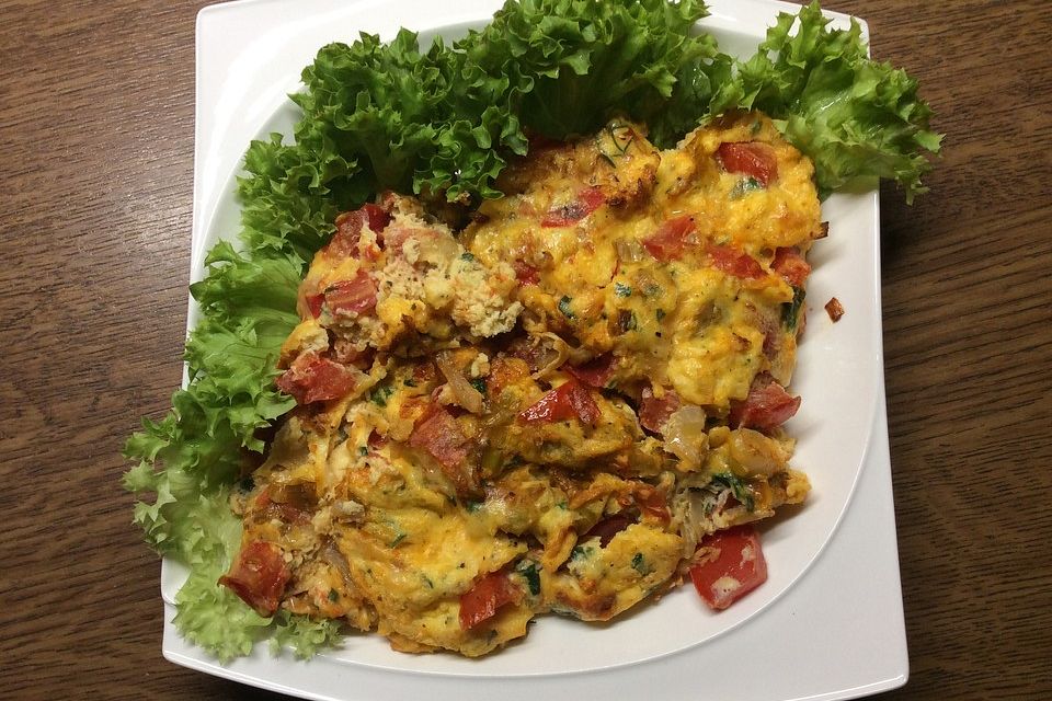 Zwiebel-Tomaten-Lauchpfanne mit Petersilien-Ei