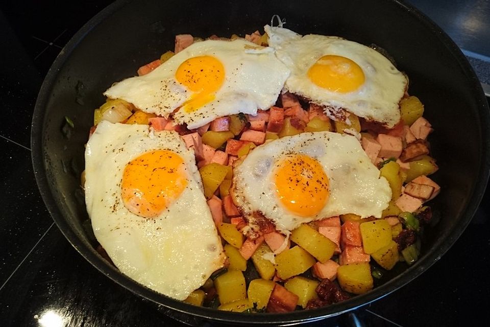 Kartoffel-Leberkäse-Pfanne mit Spiegelei