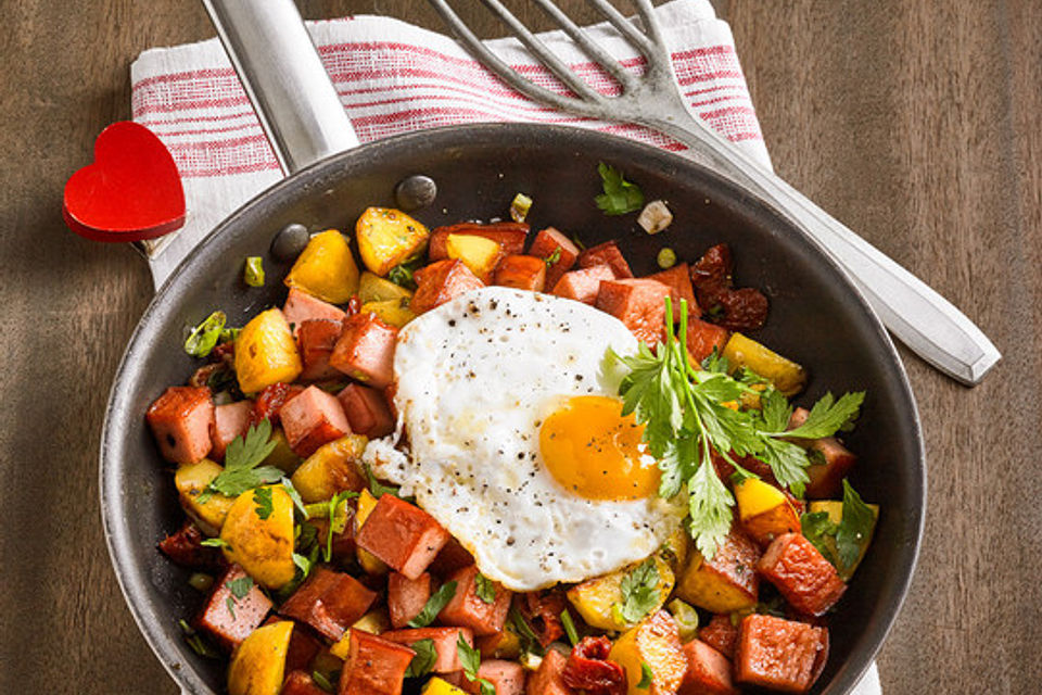 Kartoffel-Leberkäse-Pfanne mit Spiegelei