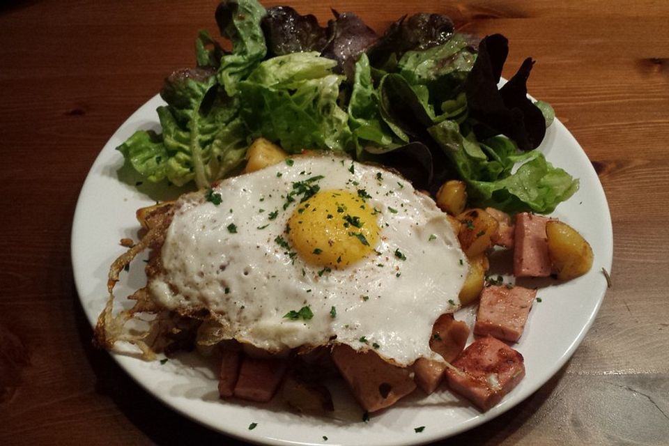 Kartoffel-Leberkäse-Pfanne mit Spiegelei