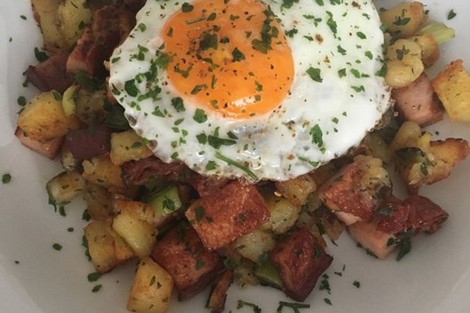 Kartoffel-Leberkäse-Pfanne mit Spiegelei