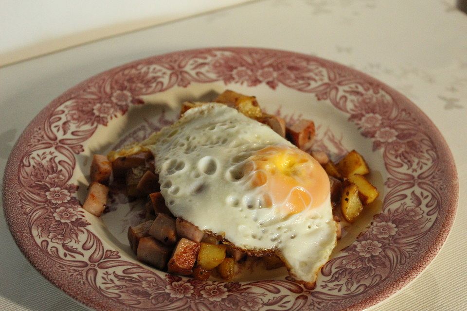 Kartoffel-Leberkäse-Pfanne mit Spiegelei