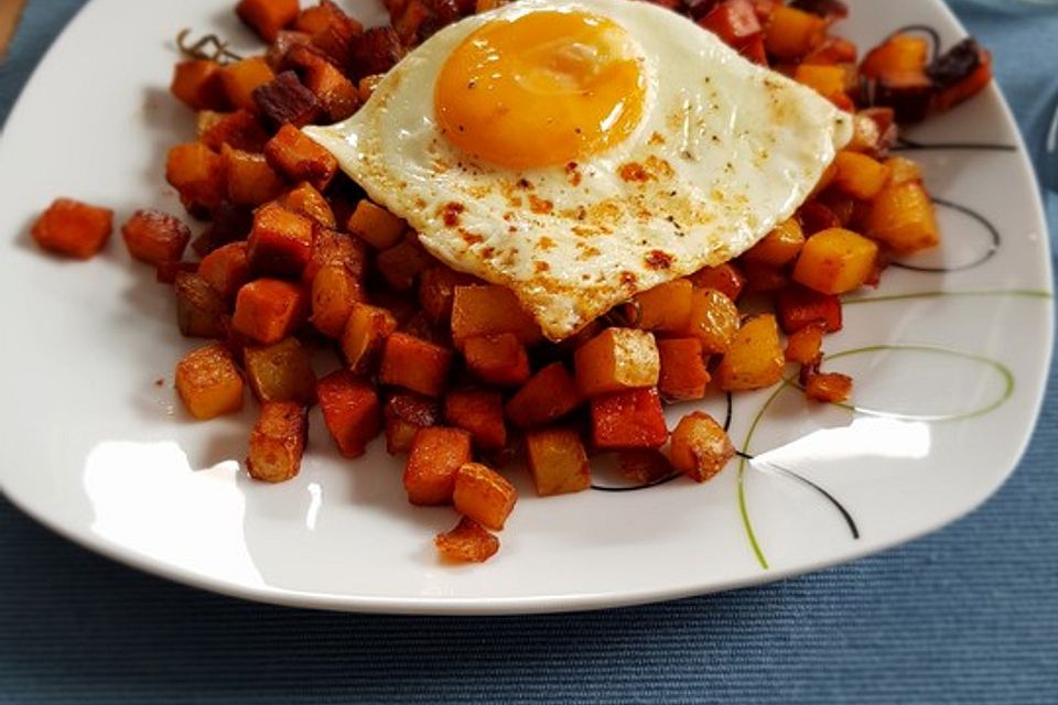 Kartoffel-Leberkäse-Pfanne mit Spiegelei