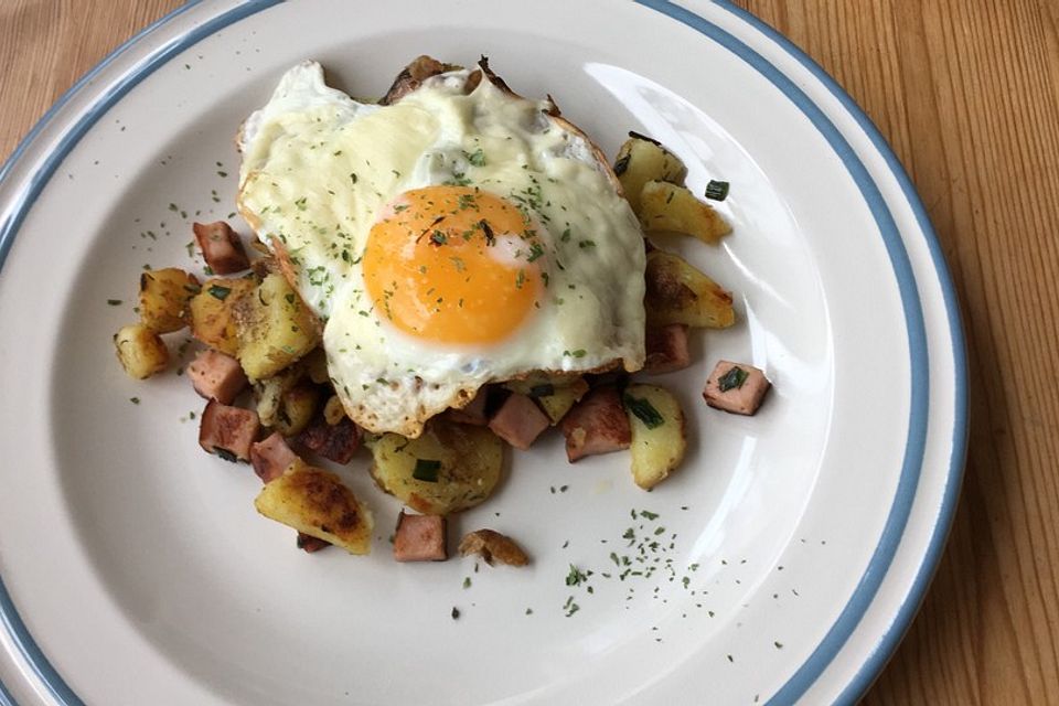 Kartoffel-Leberkäse-Pfanne mit Spiegelei