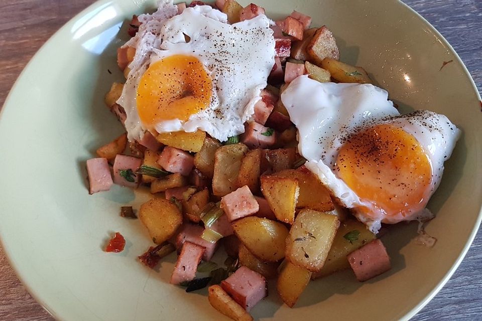 Kartoffel-Leberkäse-Pfanne mit Spiegelei