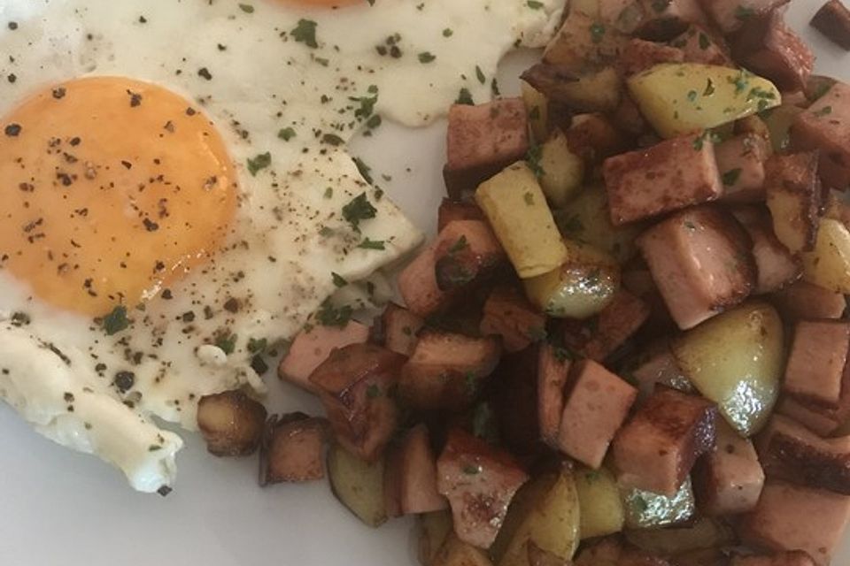 Kartoffel-Leberkäse-Pfanne mit Spiegelei