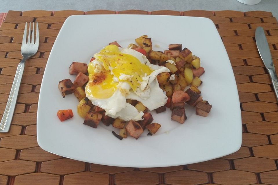 Kartoffel-Leberkäse-Pfanne mit Spiegelei