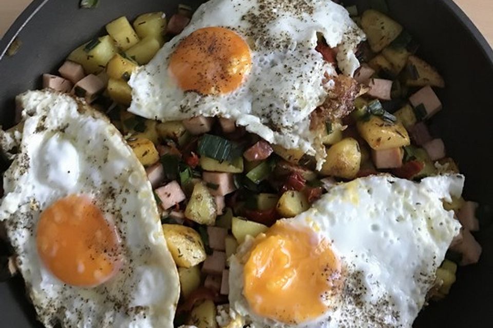 Kartoffel-Leberkäse-Pfanne mit Spiegelei